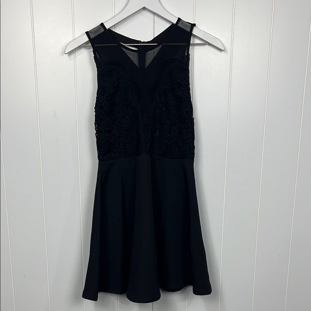 L’Atiste Womens Mini Dress S Black Fit & Flare Sleeveless Lacey Fitted Peekaboo